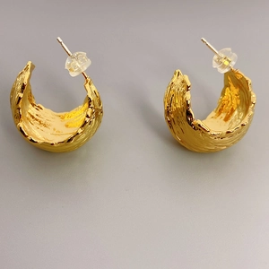 Chic gold-plated C-shaped earrings with irregular hammered texture and matte finish