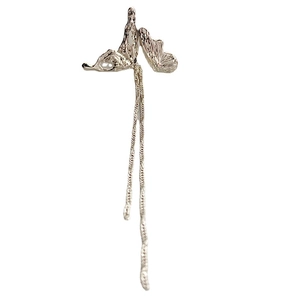 Boucles d'oreilles pampilles argentées avec aile papillon en métal liquide et chaîne