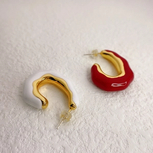 Modern C-shaped enamel wave earrings with S925 silver needles in red and white gold