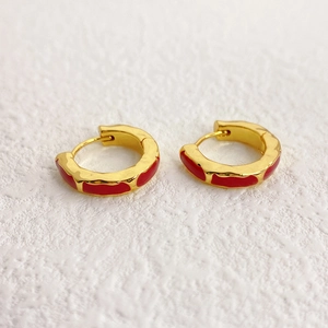 Minimalist brass gold-plated hoop earrings with red enamel wavy pattern design