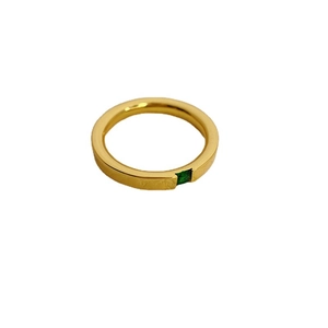 Minimalistischer Goldring mit grünem quadratischem Edelstein auf poliertem Band
