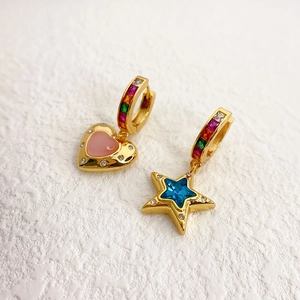 Orecchini a cerchio asimmetrici in oro con stelle, cuori e gemme colorate