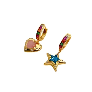 Orecchini a cerchio asimmetrici dorati con ciondoli a stella cuore e gemme colorate