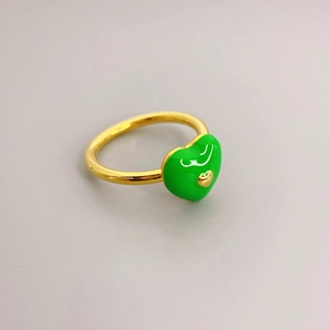 Makroaufnahme von 18K vergoldetem Herzring mit grüner Emaille und weißen Akzenten