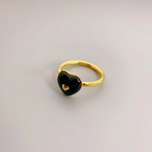 Minimalistischer Herzring mit schwarzer Emaille und 18K Vergoldung für Damen