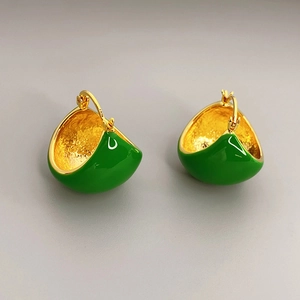Boucles d'oreilles émail vert plaqué or 18 carats au design hémisphérique minimaliste élégant