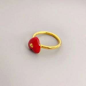 Minimalistischer roter Herzring aus 18K vergoldetem Messing mit Emaille-Finish
