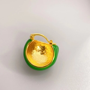 Boucle d'oreille hémisphérique plaquée or 18K avec finition en émail vert émeraude