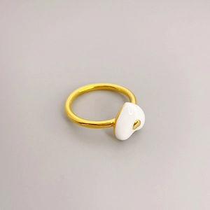 Minimalistischer 18K vergoldeter Messingring mit weißem Emaille-Herz und goldenem Relief