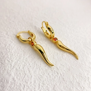 Boucles d'oreilles irrégulières plaquées or 18K avec zircons rouges éclatants