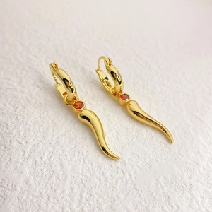 Boucles D'oreilles Créoles En Cuivre Plaqué Or 18K Avec Zircon Rouge Et Pendentif Cornicello Poli Corne De Chance Pour Femmes