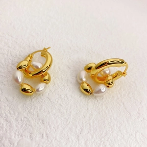 Créoles en laiton plaqué or 18 carats avec perles baroques amovibles et billes dorées
