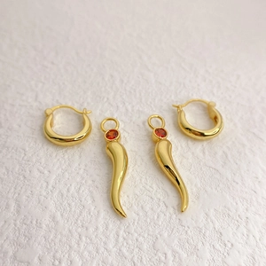 Boucles d'oreilles amovibles plaquées or 18K avec zircon rouge et pendentifs