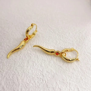 Boucles d'oreilles créoles plaquées or 18K avec pendentifs cornicello et gemme rouge