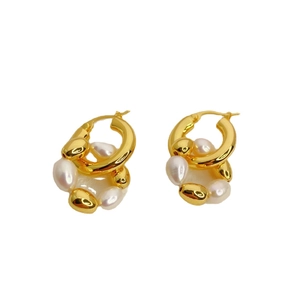 Créoles en laiton plaqué or 18K avec perles baroques et billes dorées sur fond blanc