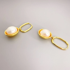 Vintage U-shape earrings with baroque cultured pearls in a minimalist golden design