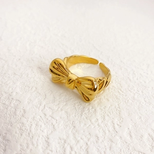 Detailansicht eines goldenen Schleifenrings mit 18K Vergoldung und Faltenstruktur