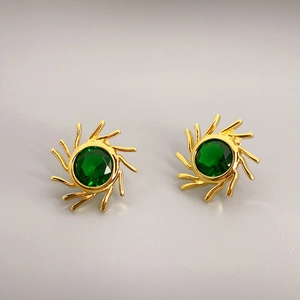 Boucles d'oreilles étoiles avec pierres vert émeraude et finition dorée élégante