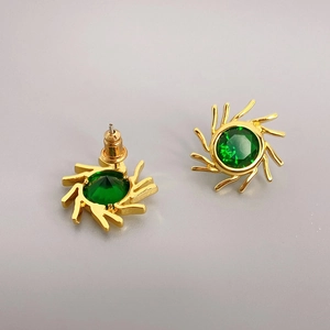 Boucles d'oreilles étoile dorées avec pierre émeraude, vues de face et de l'arrière