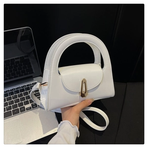 Detailansicht der weißen Lackleder-Handtasche mit goldener Schnalle und Griff
