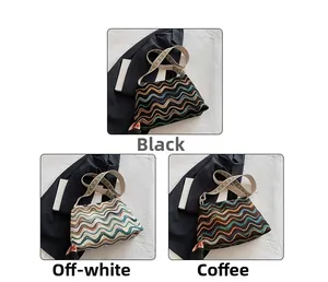 Détail de trois sacs en tricot vintage avec motifs à vagues bohèmes et broderies chic