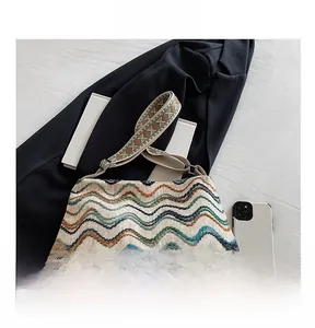 Détail de la broderie à vagues colorées et de la large bandoulière ethnique sur le sac cabas