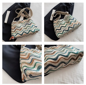 Détail du sac seau en maille bohème avec motifs ondulés colorés et large bandoulière brodée