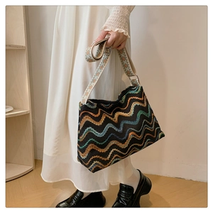 Détail d'un cabas bohème avec broderie vagues colorées et large bandoulière ethnique