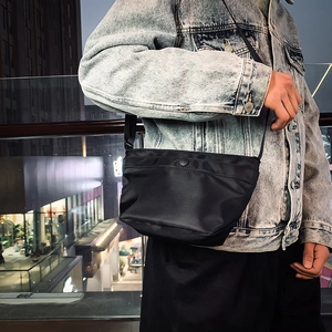 Bolso tipo cubo minimalista de nailon negro con correa ajustable para uso diario casual