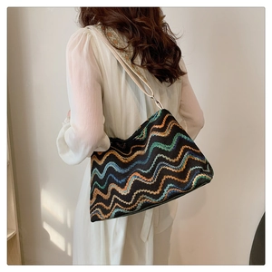 Détail du sac seau en toile bohème avec motif vagues colorées et large bandoulière