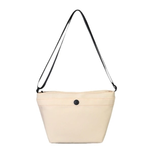 Bolso cubo minimalista de nailon beige con correa negra y cierre de botón centralizado