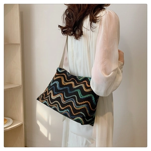 Détail du sac seau en toile bohème avec motifs zigzag colorés et large bandoulière