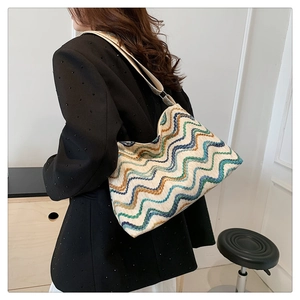 Détail du motif à vagues tissé coloré sur le sac cabas avec bandoulière crème
