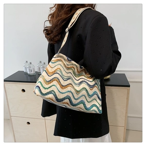 Sac seau en maille ethnique à rayures chevrons colorées et large bandoulière jacquard