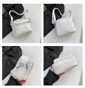 Cuatro vistas de un mini bolso bandolera iridiscente con bolsillo y correa ajustable