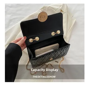 Détail de la capacité du sac à chaîne matelassé noir avec finitions dorées et intérieur