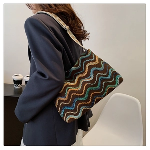 Vue détaillée du sac bandoulière bohème en laine avec broderie en zigzag colorée