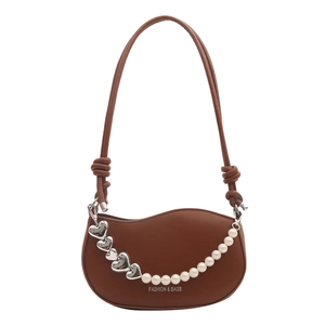 Sac sous le bras en cuir marron avec chaîne de perles et ornement cœur argenté sur fond blanc