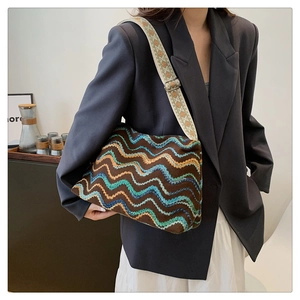 Sac bandoulière ethnique avec broderies ondulées et large sangle en jacquard