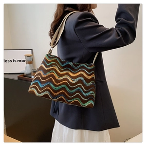 Détail du sac bohème en maille à vagues avec une large bandoulière couleur crème