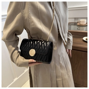 Sac à bandoulière matelassé noir élégant avec chaîne dorée et fermoir en métal