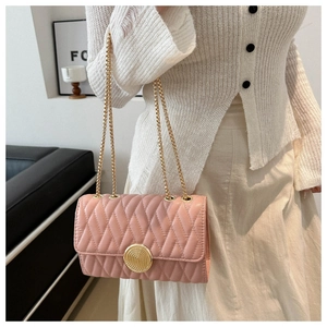 Détail du sac bandoulière matelassé rose avec chaîne dorée et fermoir métallique