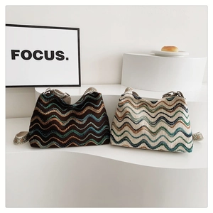 Détail du motif en tricot ondulé coloré et texture de tissu doux de ces sacs seaux