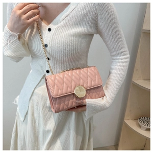 Détail du sac en cuir matelassé rose avec bandoulière chaîne dorée et fermoir