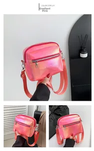Detalle del bolso bandolera láser degradado rosa con correa tejida ancha y ganchos
