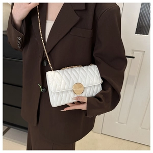 Sac à bandoulière matelassé blanc élégant avec chaîne dorée et fermoir métallique