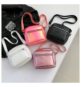 Vista plana de bolsos bandolera pequeños negros y holográficos con correas anchas