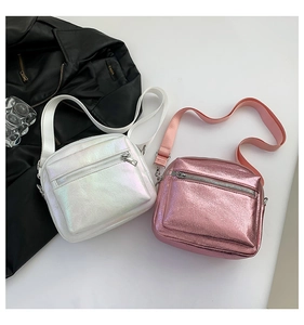 Detalle de los bolsos bandolera en rosa metálico y plata iridiscente con correas anchas