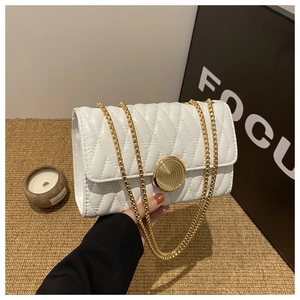 Sac à bandoulière blanc matelassé pour femme avec chaîne et fermoir rotatif doré chic