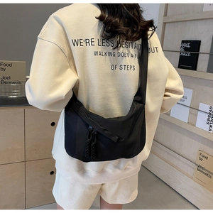 Minimalistische schwarze Nylon-Umhängetasche mit Doppel-Seilreißverschluss und breitem Gurt